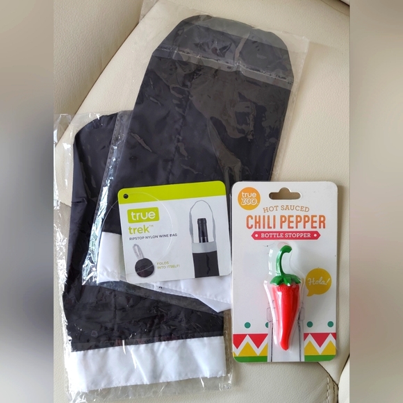 **BUNDLE ONLY** Set of 2 Nylon Wine Bags and Chili Pepper bottle stopper - Picture 1 of 2